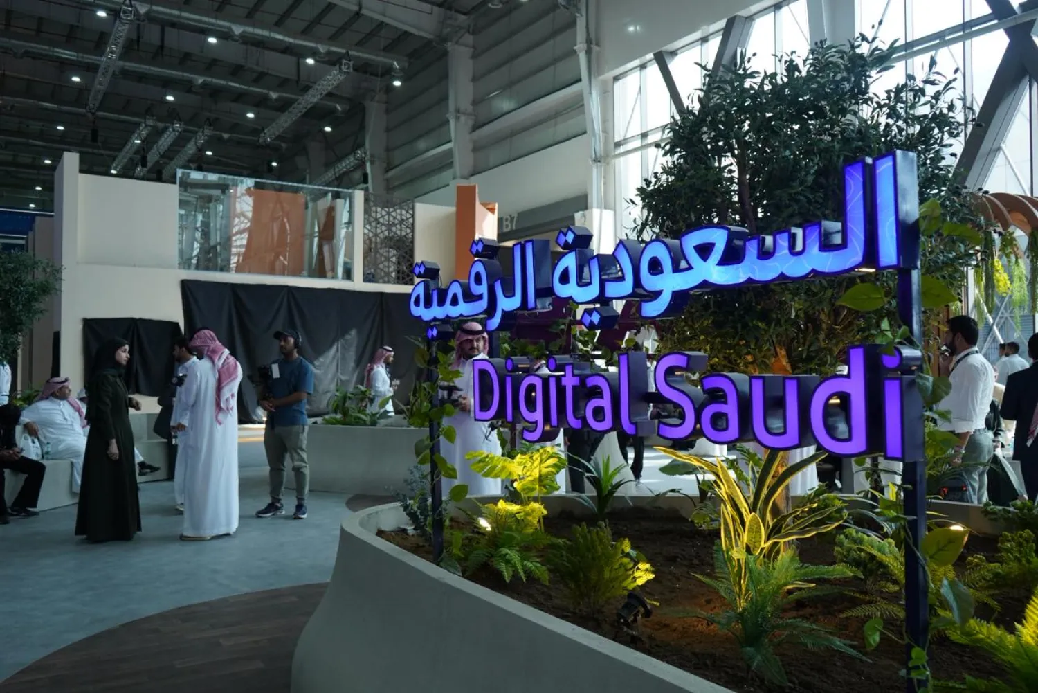زوار في جناح الحكومة الرقمية خلال «ليب 2026» (الحكومة الرقمية)