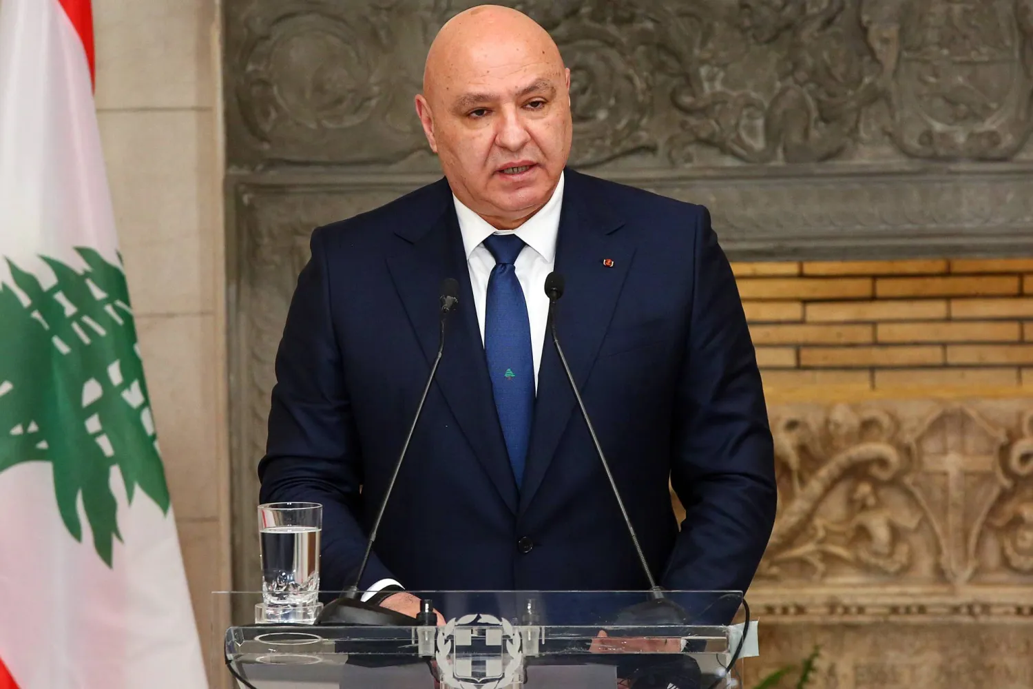 الرئيس اللبناني جوزيف عون خلال مؤتمر صحافي مشترك مع رئيس الوزراء اليوناني كيرياكوس ميتسوتاكيس بعد اجتماعهما في أثينا 31 أغسطس 2026 (إ.ب.أ)