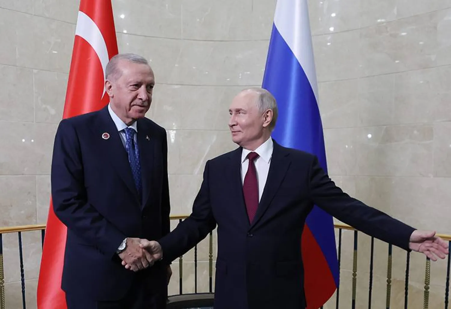 مصافحة بين الرئيسين التركي رجب طيب إردوغان والروسي فلاديمير بوتين في مستهل مباحثاتهما في بشكك على هامش قمة «منظمة شنغهاي للتعاون» (الرئاسة التركية)