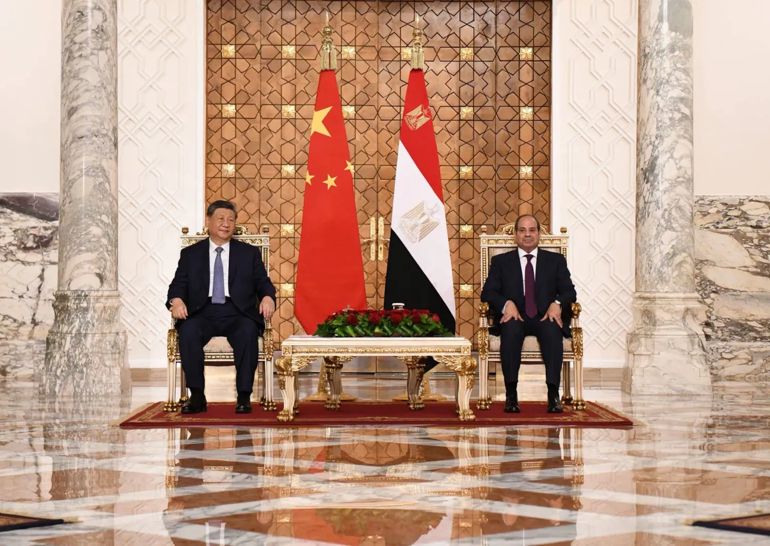 الرئيس المصري عبد الفتاح السيسي خلال استقبال الرئيس الصيني في قصر الاتحادية بالقاهرة الأربعاء (الرئاسة المصرية)
