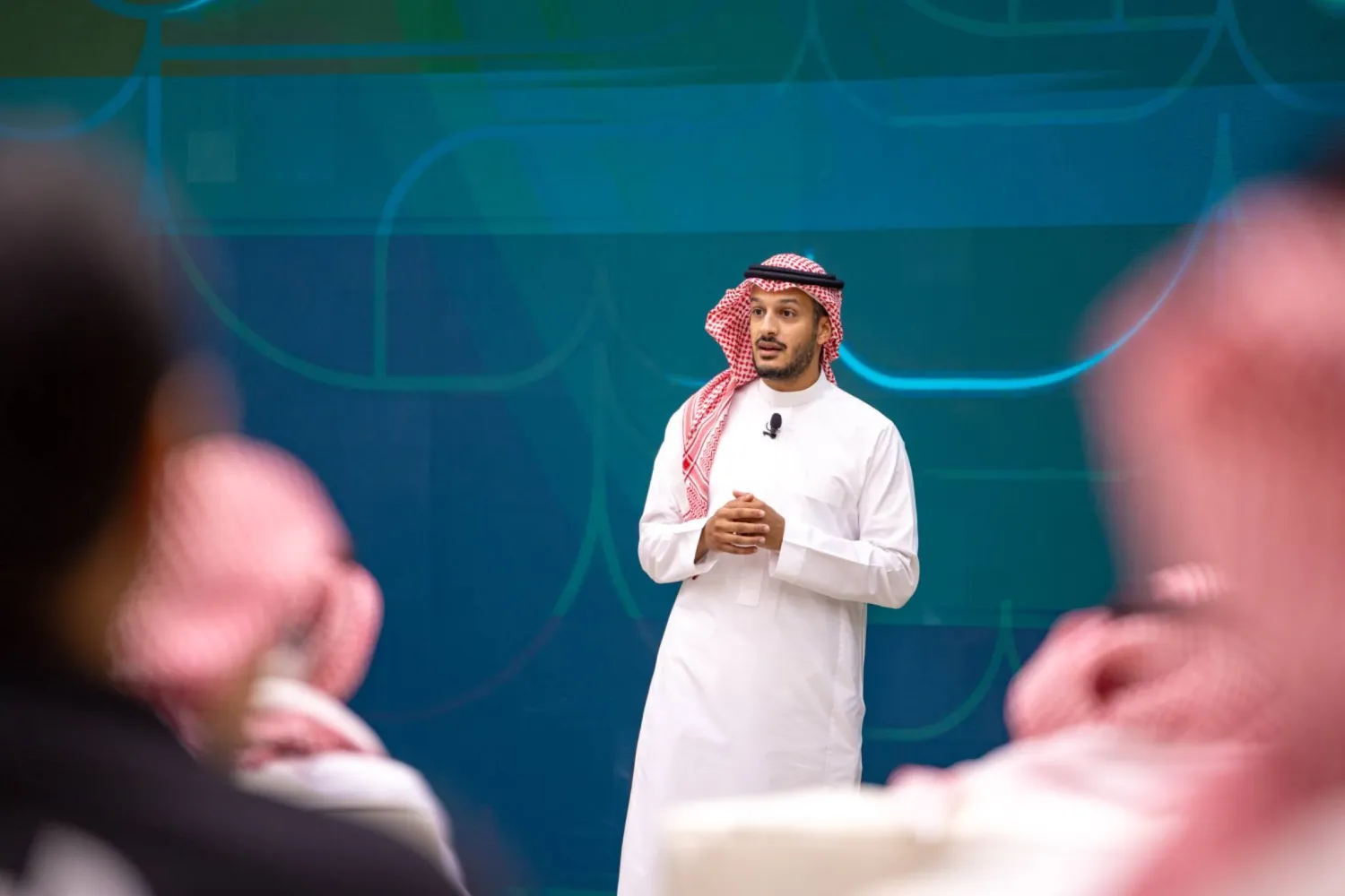 عبد العزيز باعشن يتحدث للإعلاميين خلال المؤتمر (فريق السعودية)