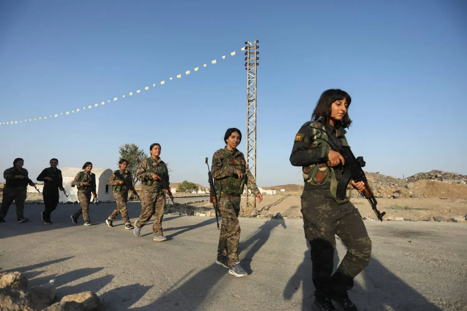 Kadın Koruma Birlikleri (YPJ) mensubu kadın savaşçılar, Suriye'nin kuzeydoğusundaki Haseke'de askeri tatbikat sırasında- 22 Ağustos (Reuters)