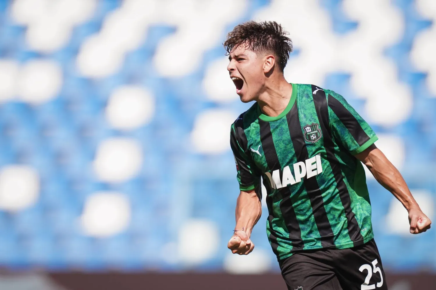 لاعب ساسولو بينخا دومينغيز يحتفل بعد تسجيل هدف خلال مباراة فريقه أمام فروزينوني (أ.ب)