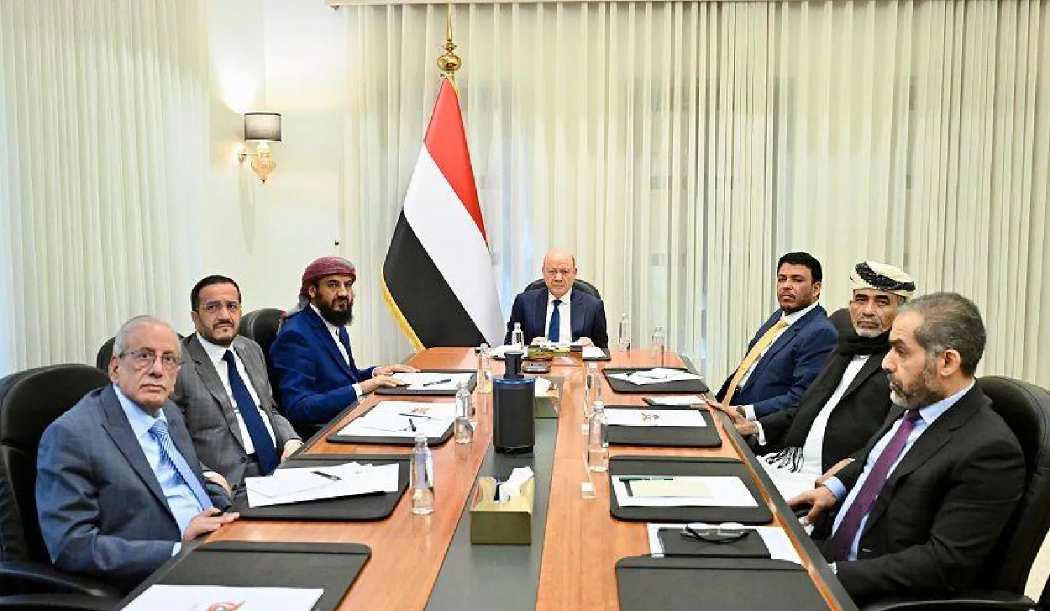 جانب من الاجتماع المشترك لمجلس القيادة الرئاسي اليمني مع الحكومة (سبأ)
