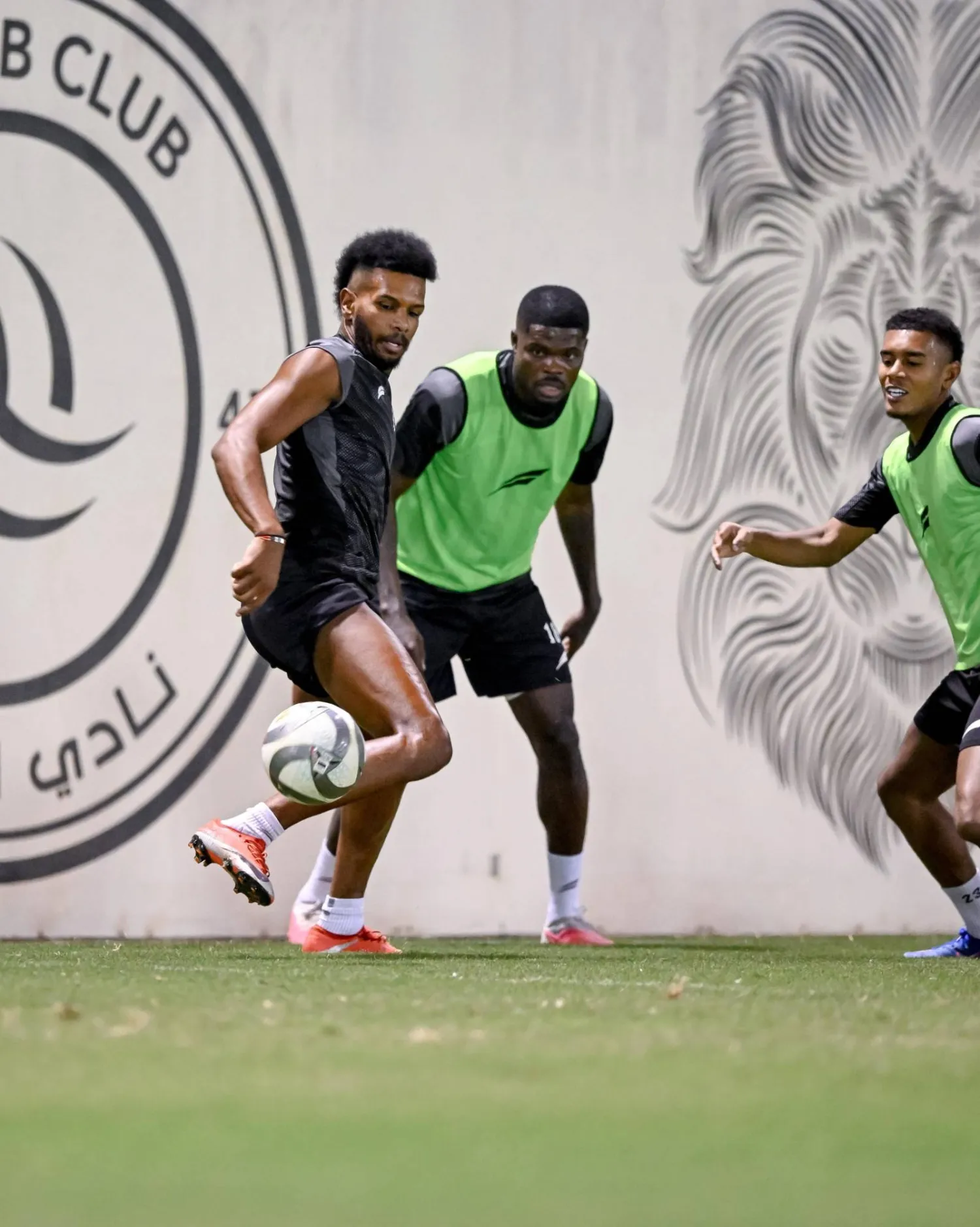 بارتي والبليهي خلال تدريبات الشباب الاربعاء (موقع النادي)