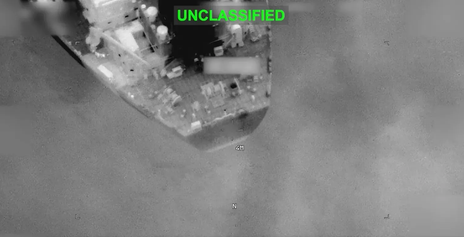 ABD Merkez Komutanlığı'nın (CENTCOM) yayımladığı videodan, dün sabah ABD güçlerinin ateşine maruz kalan İran'a ait bir petrol tankeri, (CENTCOM)