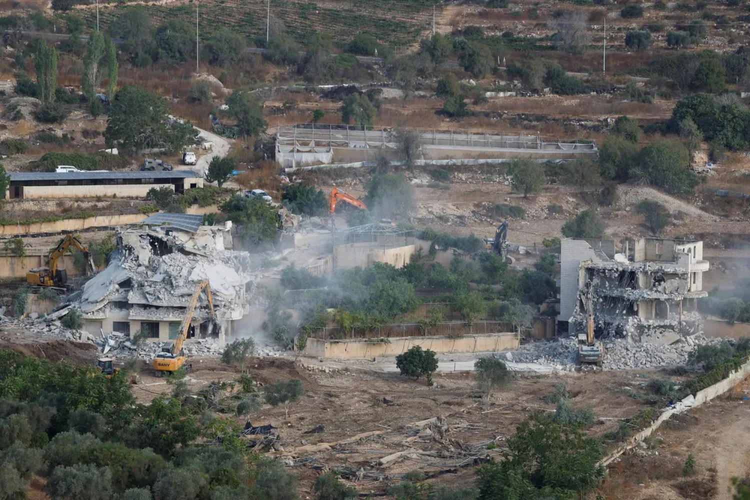 İsrail ordusuna ait dozerler, Batı Şeria’daki Ramallah yakınlarında Filistinlilere ait iki binayı yıktı. (Reuters)