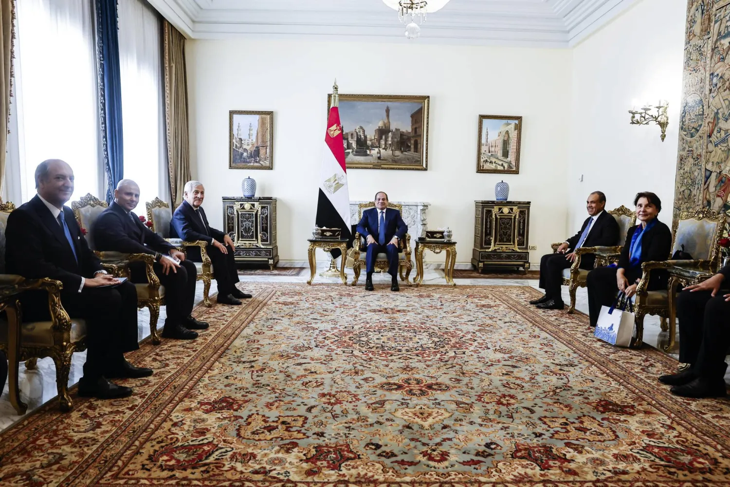 الرئيس المصري عبد الفتاح السيسي يلتقي وزير الخارجية الإيطالي أنطونيو تاياني (الثالث من اليسار) خلال زيارته للقاهرة (إ.ب.أ)