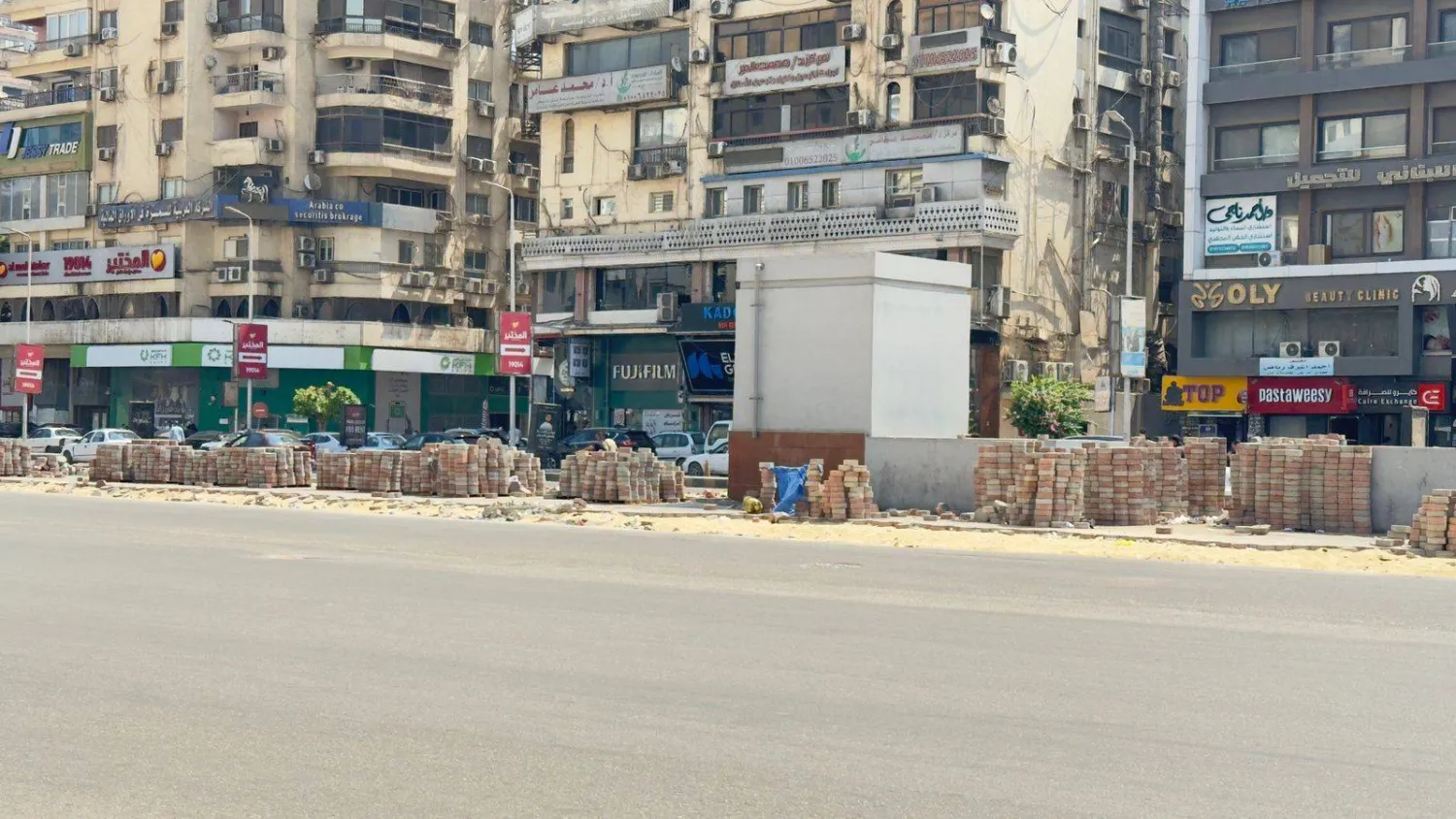 جانب من أعمال التطوير في شارع جامعة الدول بالجيزة (الشرق الأوسط)
