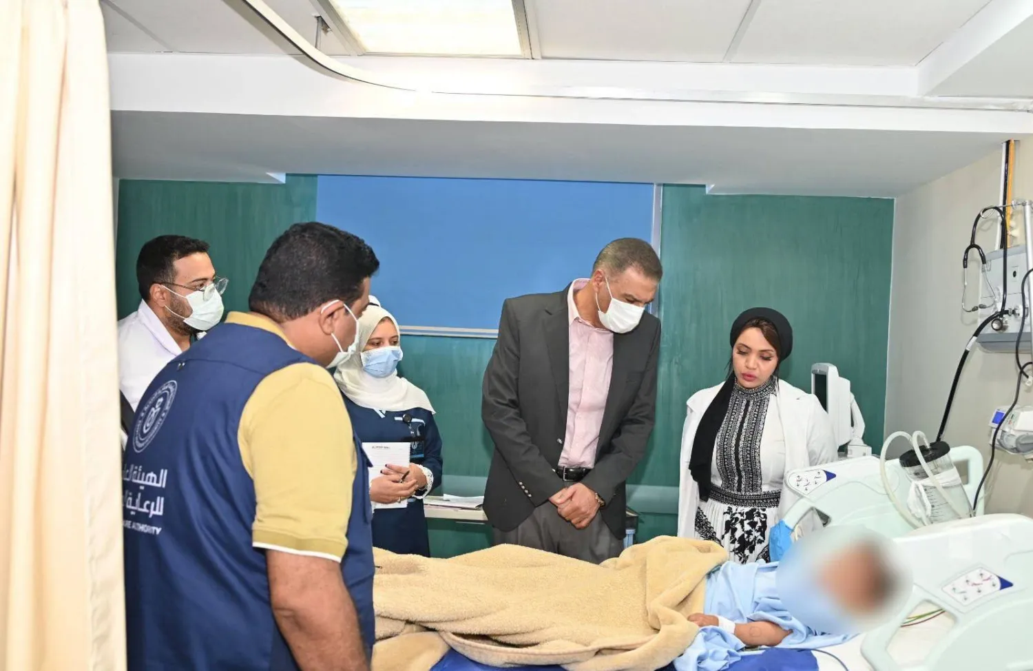 محافظ جنوب سيناء يطمئن على حالة المصابين في حادث نويبع (محافظة جنوب سيناء)