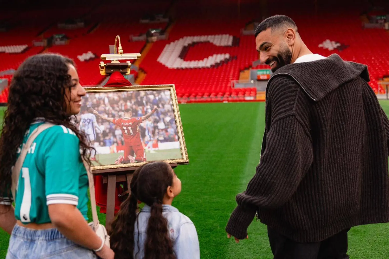 محمد صلاح مع ابنتَيه مكة وكيان (صفحته على «فيسبوك»)
