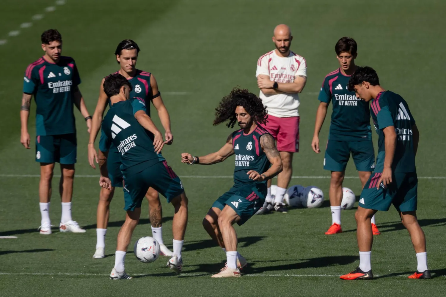 لاعبو ريال مدريد وحماس في التدريبات قبل مواجهة بيتيس اليوم (ا ب ا)