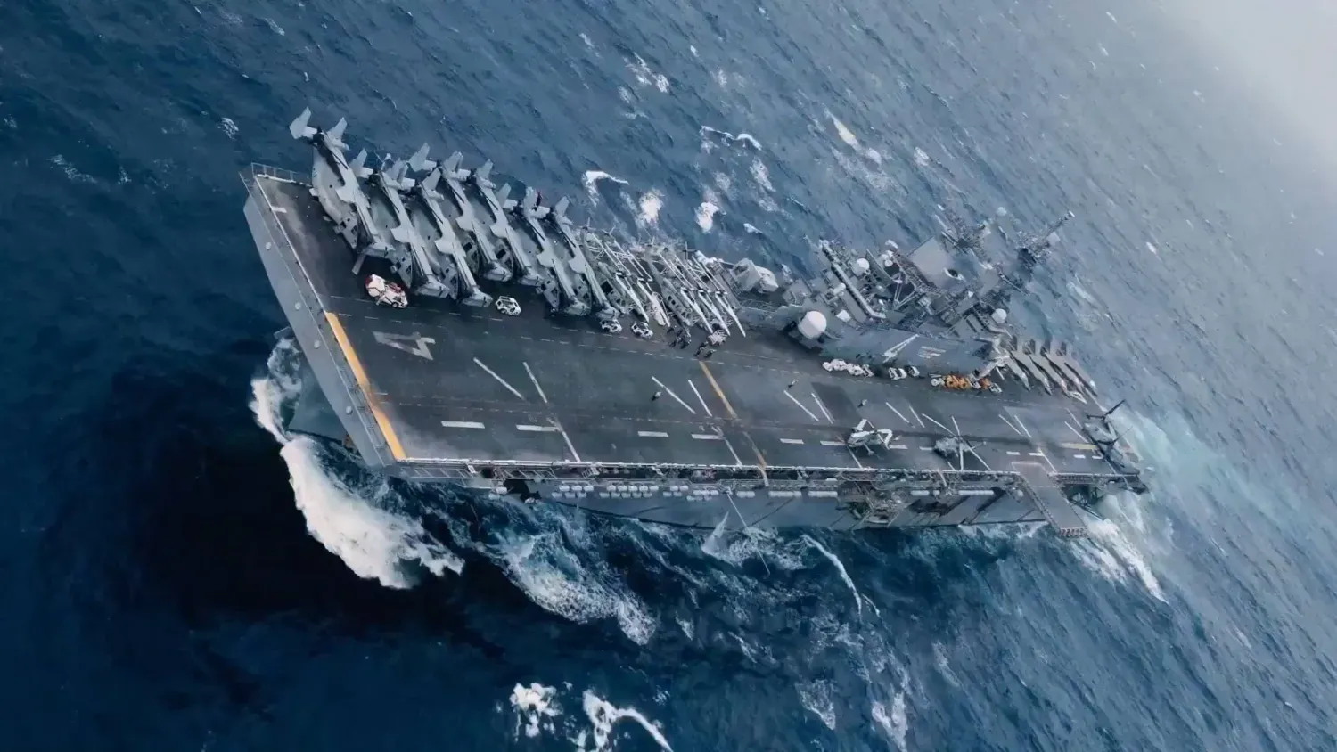  USS Boxer amfibi hücum gemisi bölgedeki operasyonları sırasında görülüyor. (CENTCOM)
