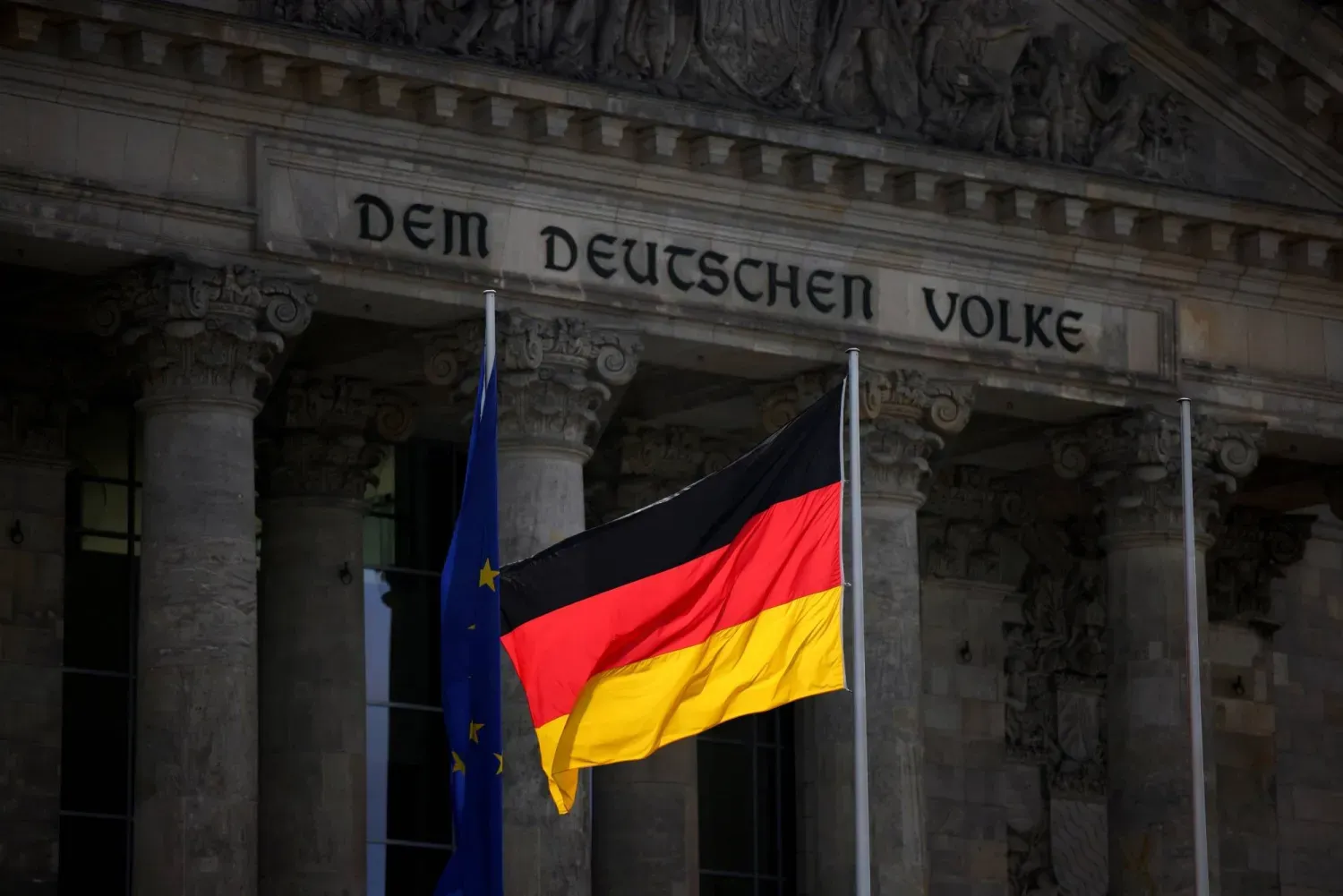 Berlin'deki parlamento binasının önünde Alman bayrağı (Reuters)