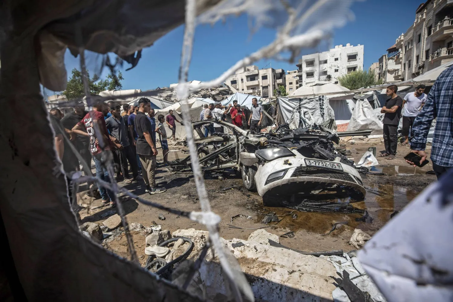 فلسطينيون بموقع غارة إسرائيلية بمدينة غزة يوم الثلاثاء الماضي واكبت اختطاف مسؤول أمني في «حماس» (إ.ب.أ)