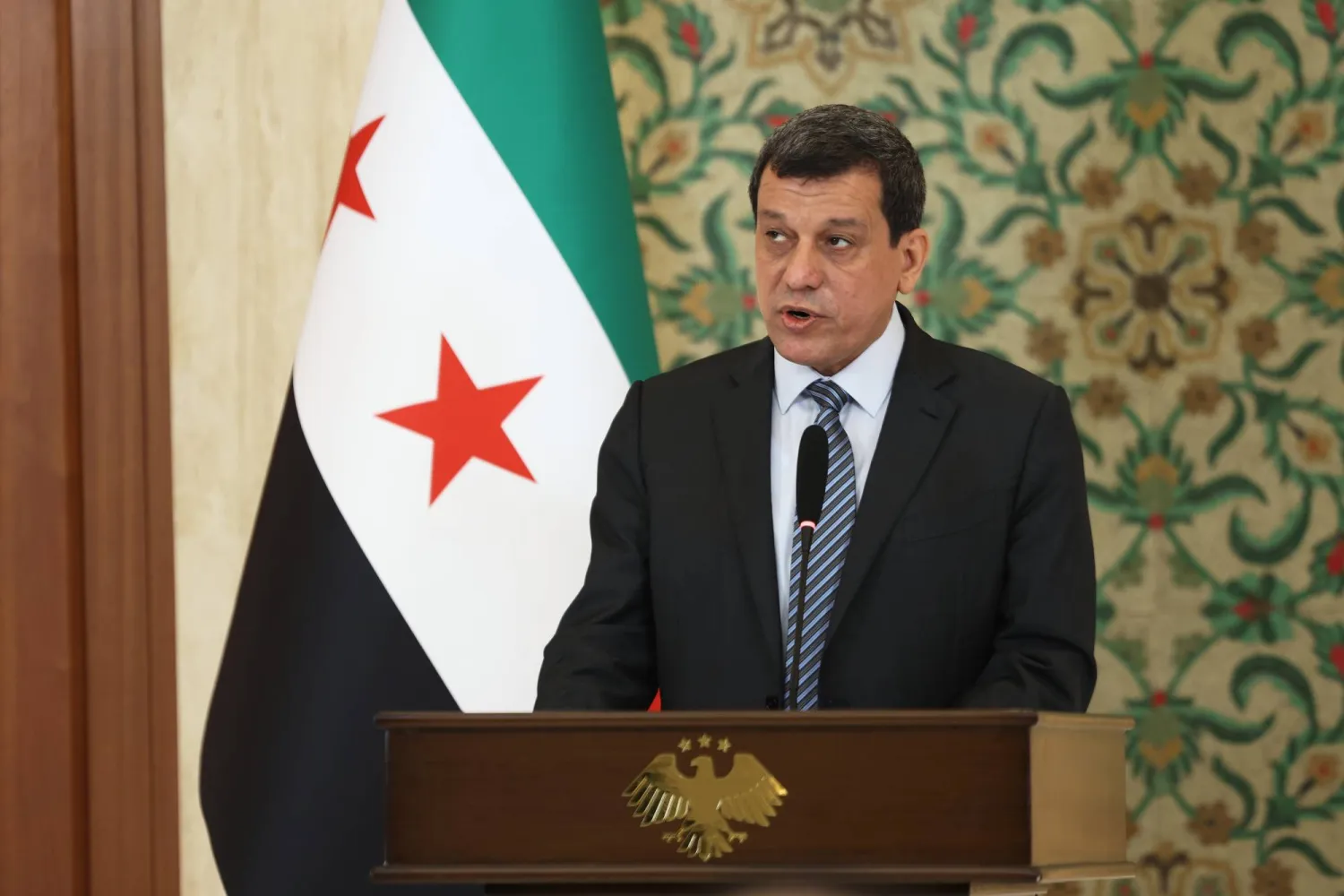 أعلن مستشار الرئيس السوي القائد السابق لـ«قوات سوريا الديمقراطية مصطفى عبدي اكتمال حلها واندماجها في الدولة السورية في 25 أغسطس الماضي (أ.ب)