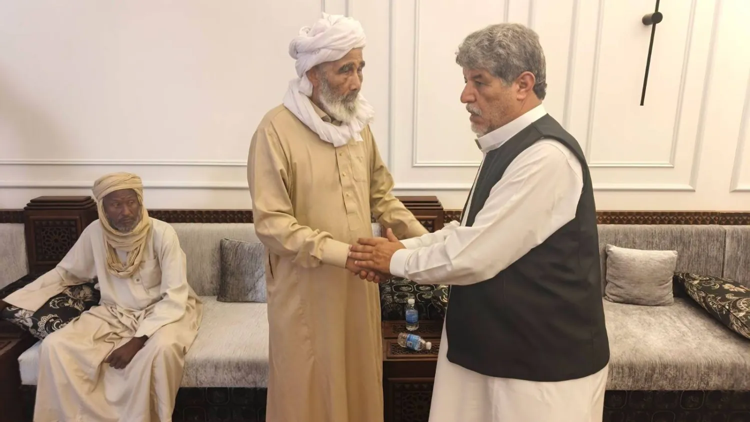 المجلس الأعلى لمشايخ وأعيان فزان يقدم واجب العزاء لأهالي القطرون (المجلس)