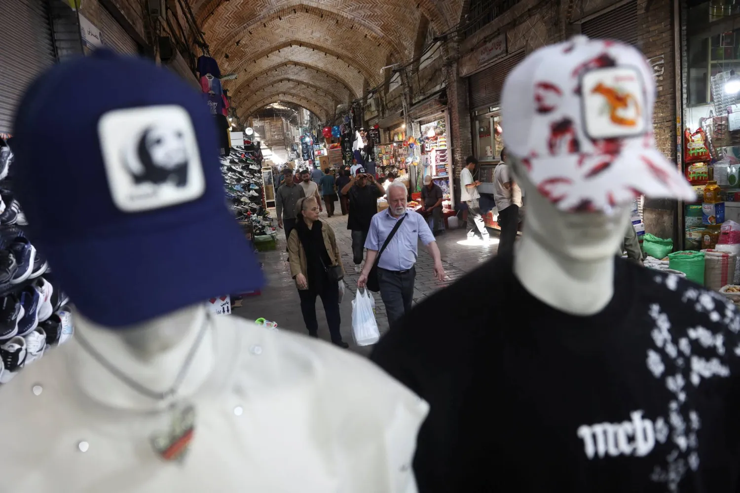 متسوقون في البازار الكبير بطهران 23 أغسطس 2026 (رويترز)