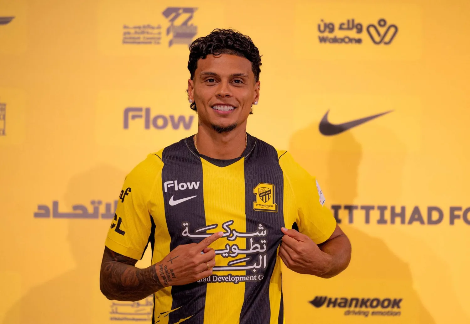 ريوس مرتدياً قميص الاتحاد بعد مراسم توقيع العقد (موقع النادي)