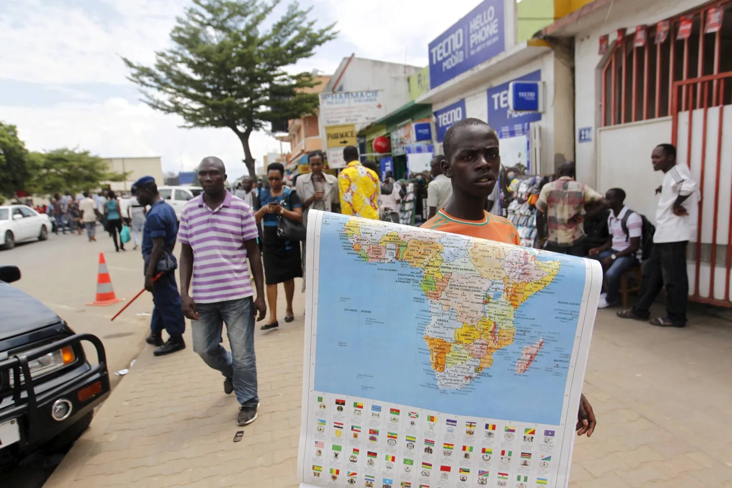 FILE PHOTO: A vendor sells a map of Africa along the streets of Bujumbura, Burundi April 24, 2015. REUTERS/Thomas Mukoya/File Photo