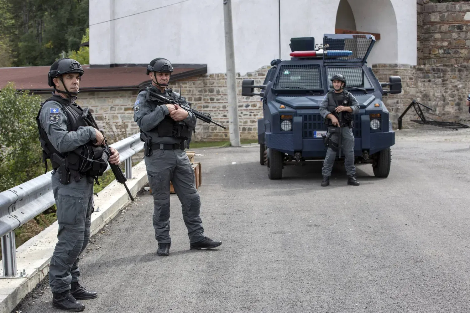 Kosova polisi, 27 Eylül 2023’te Kosova’nın Banjska köyündeki bir manastırın çevresinde güvenlik önlemi alıyor. (AP)
