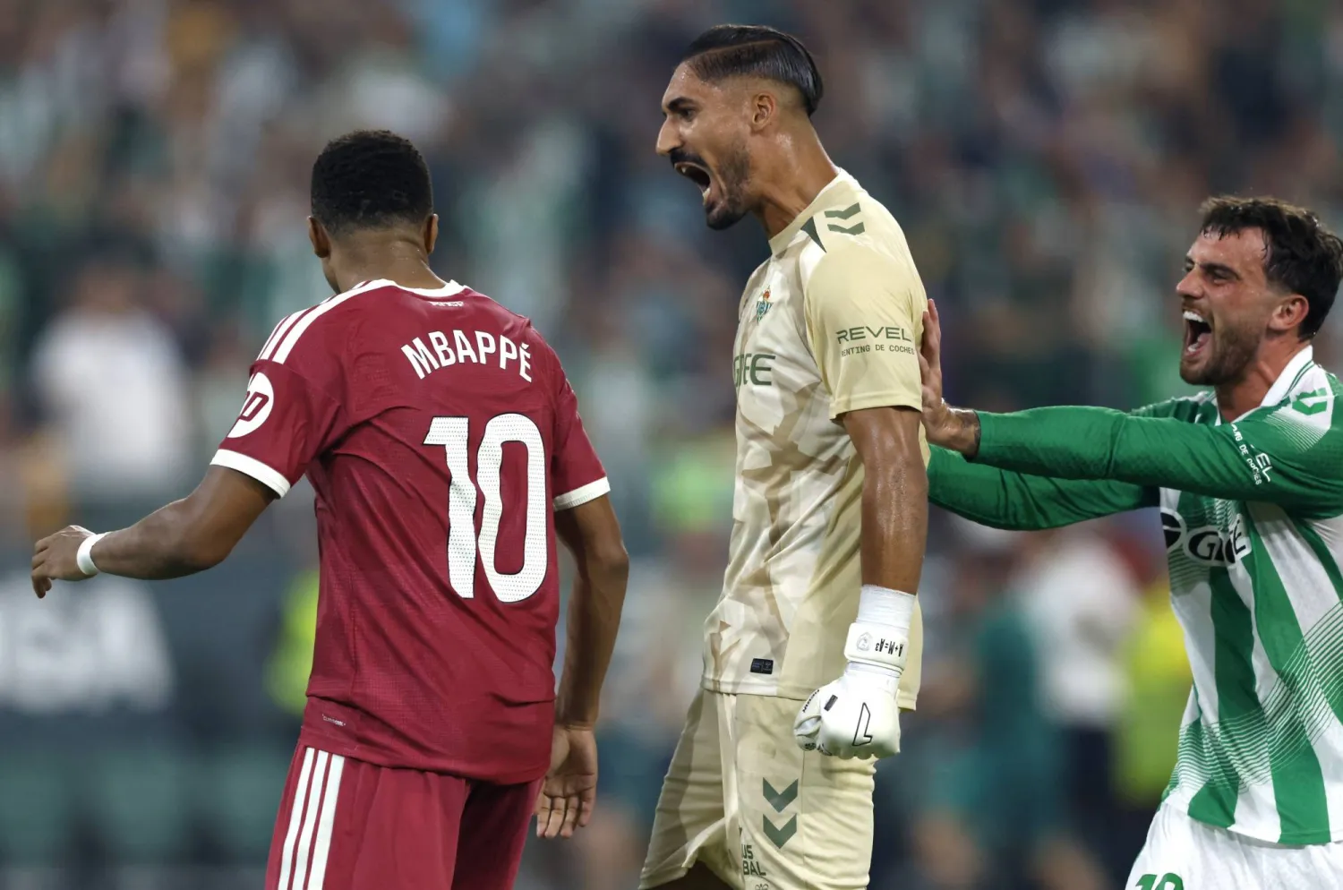 ألفارو فاليس حارس ريال بيتيس يحتفل بتصديه لركلة الجزاء أمام مبابي (رويترز)