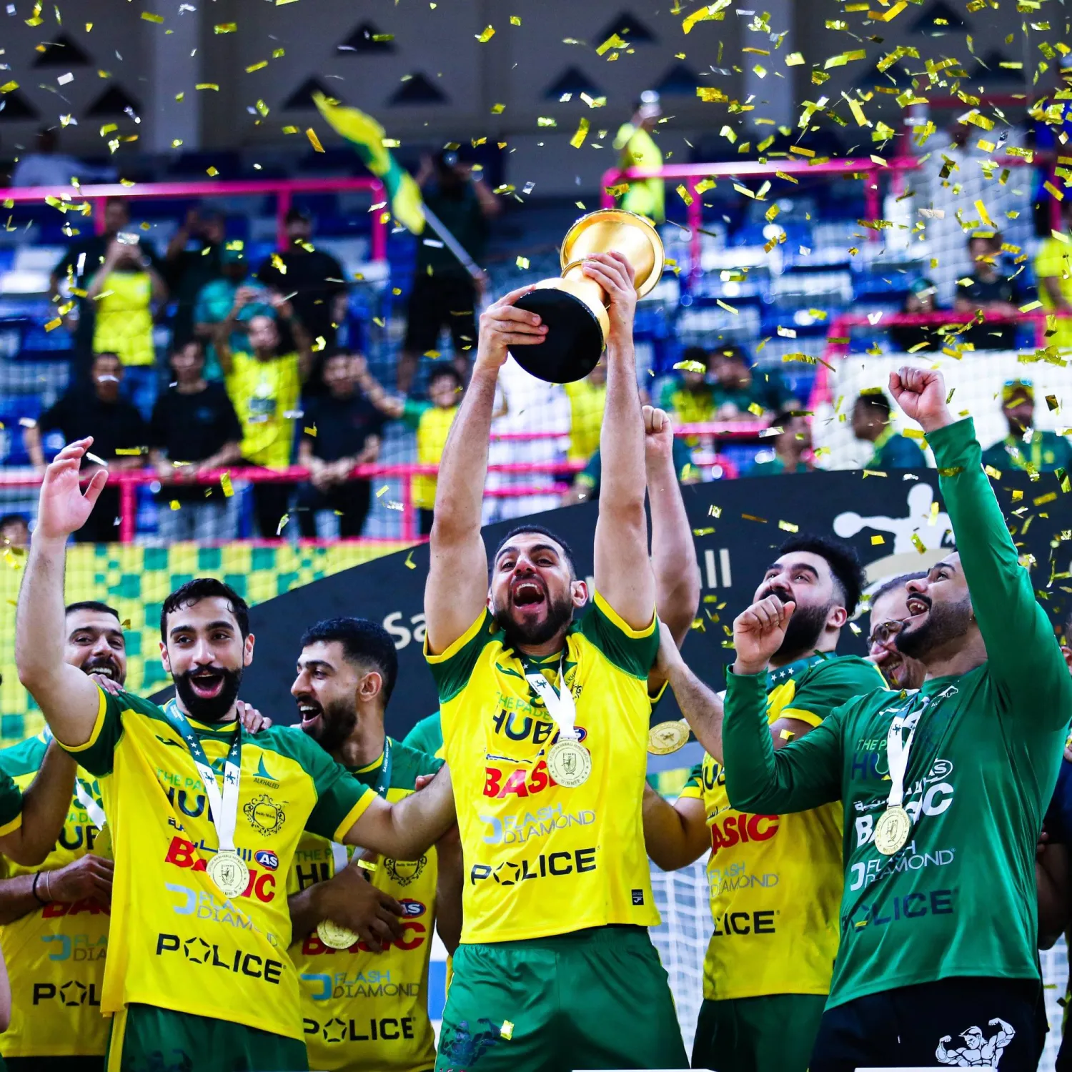 لاعبو الخليج لحظة تتويجهم باللقب (الاتحاد السعودي لكرة اليد)