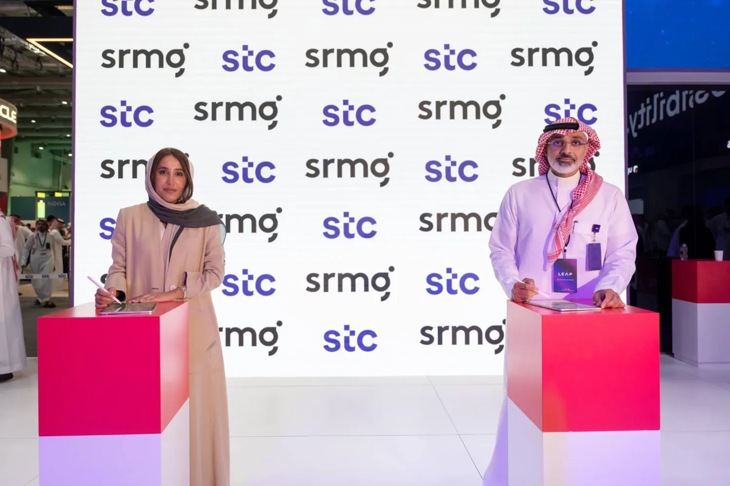 جمانا الراشد الرئيس التنفيذي لـ«المجموعة السعودية للأبحاث والإعلام» ورياض معوض الرئيس التنفيذي لقطاع الأعمال في مجموعة ««stc خلال توقيع الاتفاقية (الشرق الأوسط)