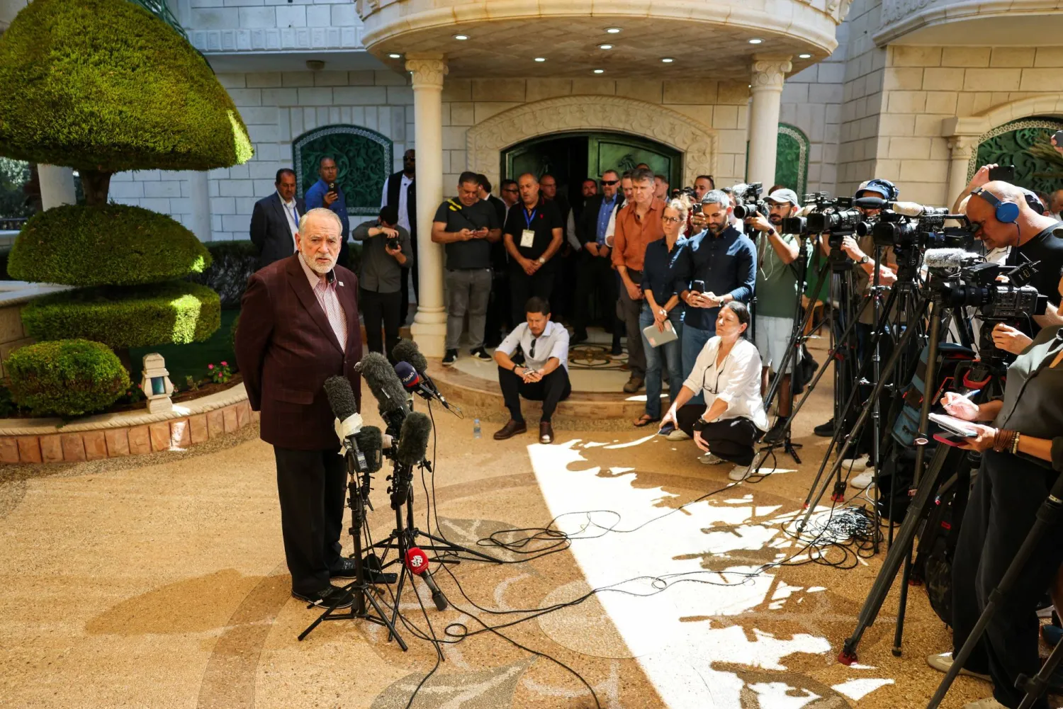 السفير الأميركي لدى إسرائيل مايك هاكابي يتحدث بعد لقائه فلسطينيين من سكان ترمسعيا (رويترز)