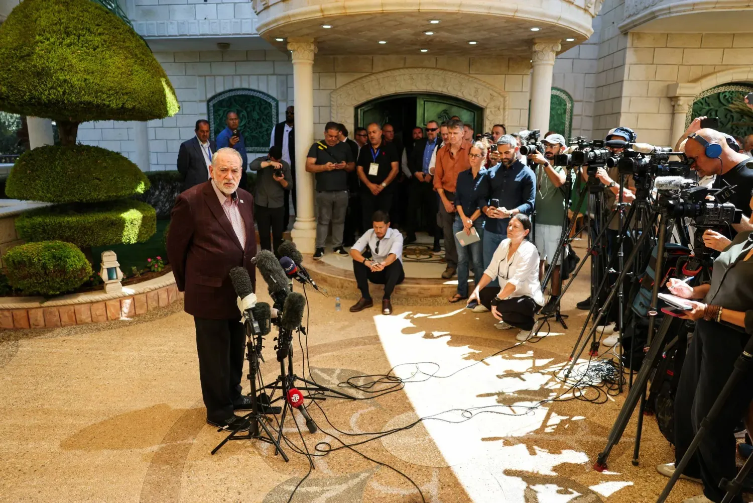 ABD’nin İsrail Büyükelçisi Mike Huckabee, Turmus Ayya sakinleriyle görüştükten sonra açıklamalarda bulunuyor. (Reuters)