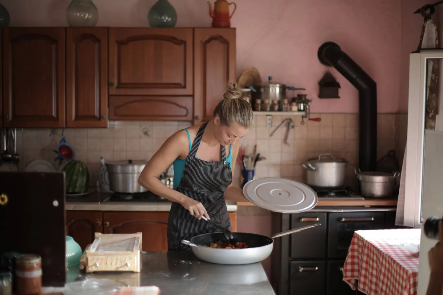 اتباع روتين يومي يعدّ مفيداً في مختلف الأوقات ولا سيما إذا كنت تسعى إلى ترسيخ عادات صحية (بيكسلز)