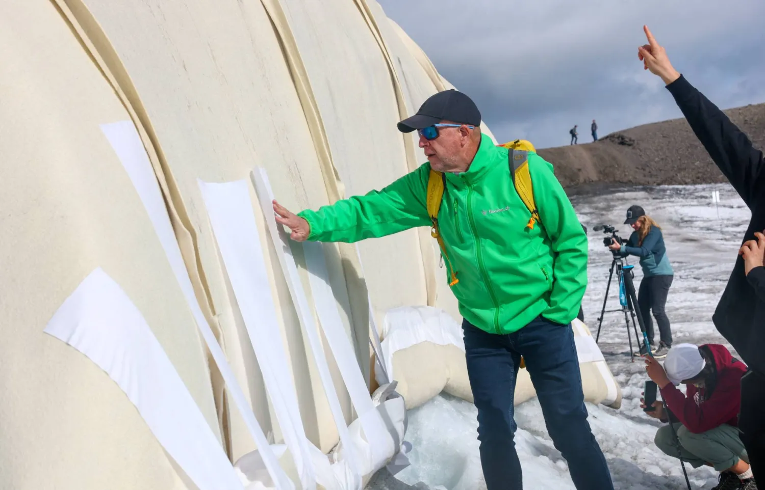 ما خُلق للدفء صار حارساً للبرودة (رويترز)
