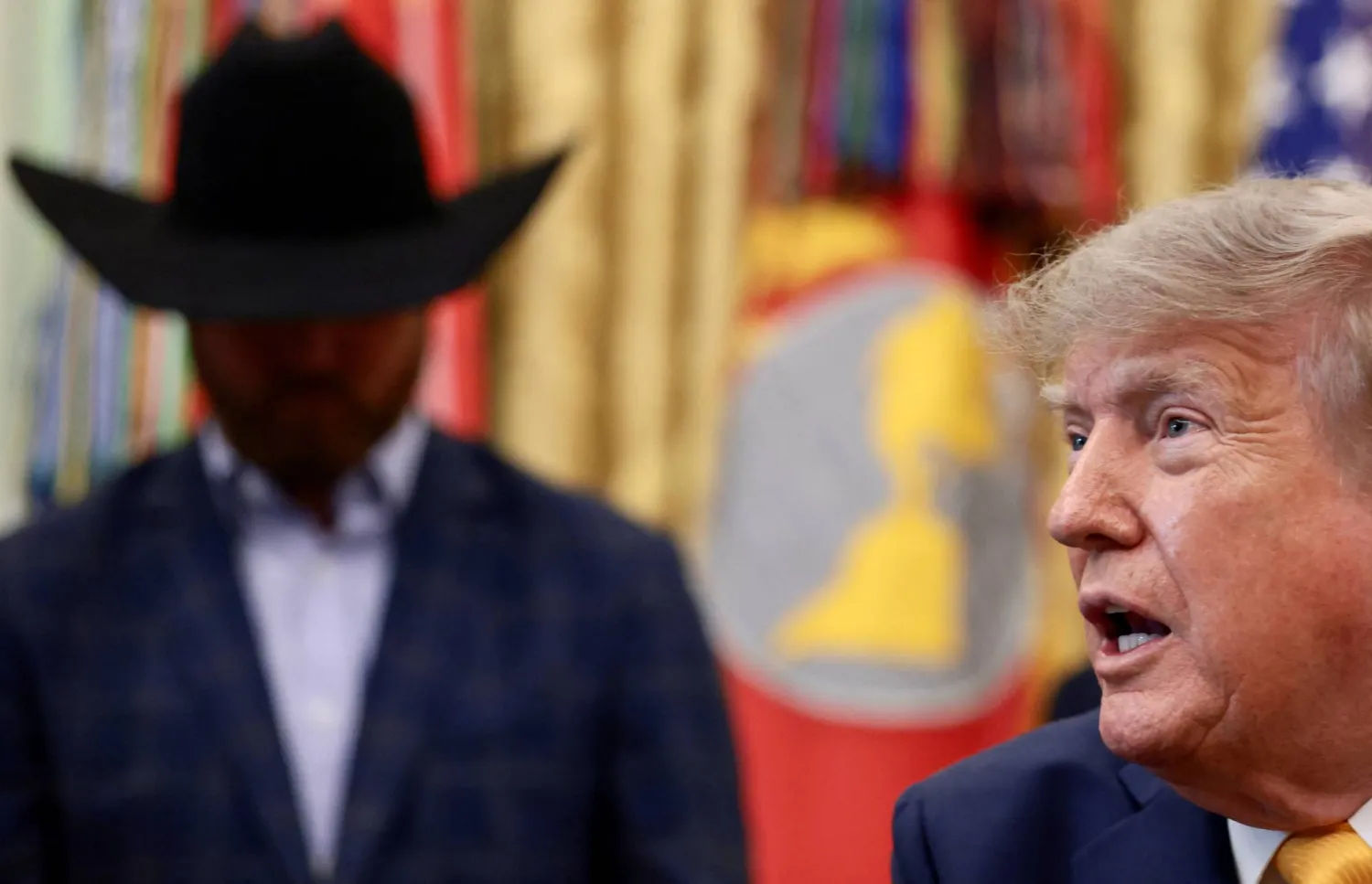  الرئيس الأميركي دونالد ترمب يتحدث للصحافيين في المكتب البيضاوي بالبيت الأبيض في واشنطن الخميس (رويترز)
