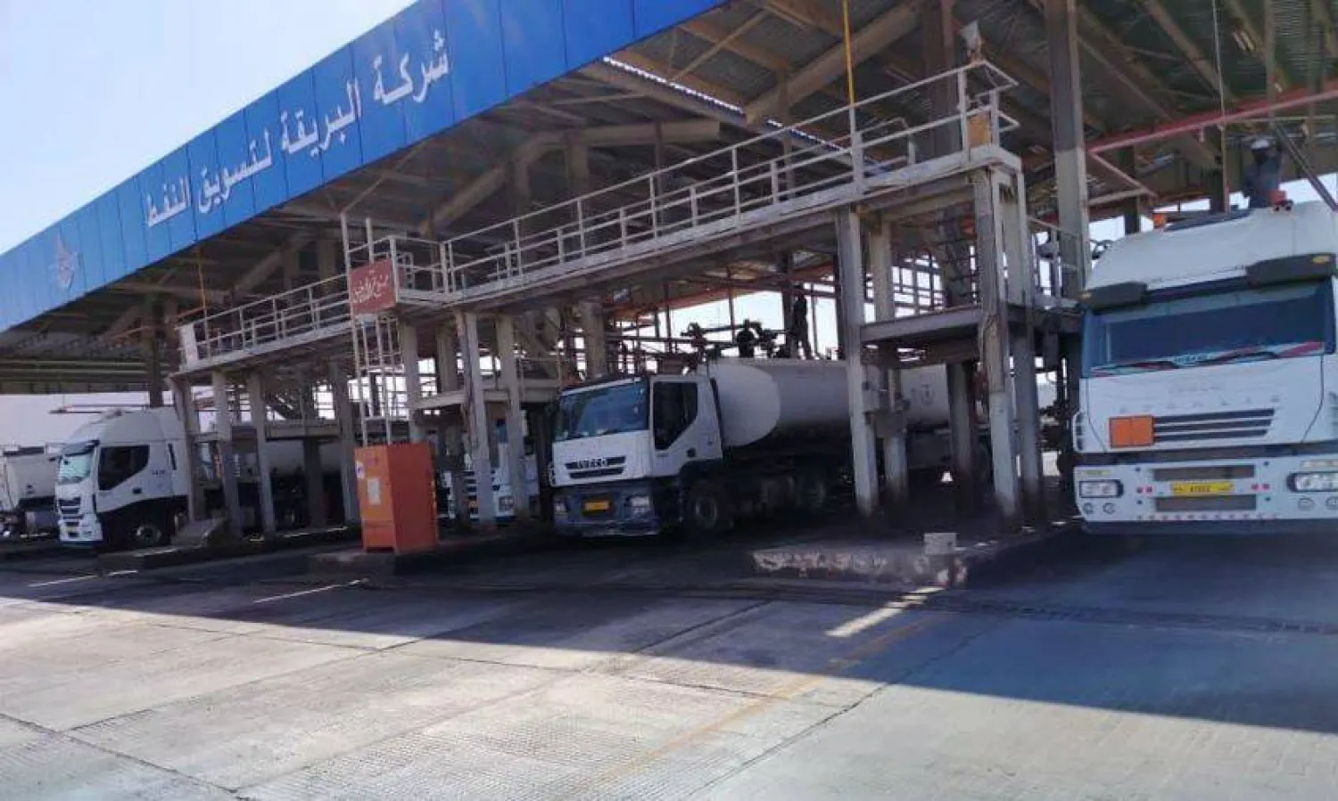 شاحنات وقود في مستودع سبها النفطي بالجنوب الليبي (شركة البريقة لتسويق النفط)