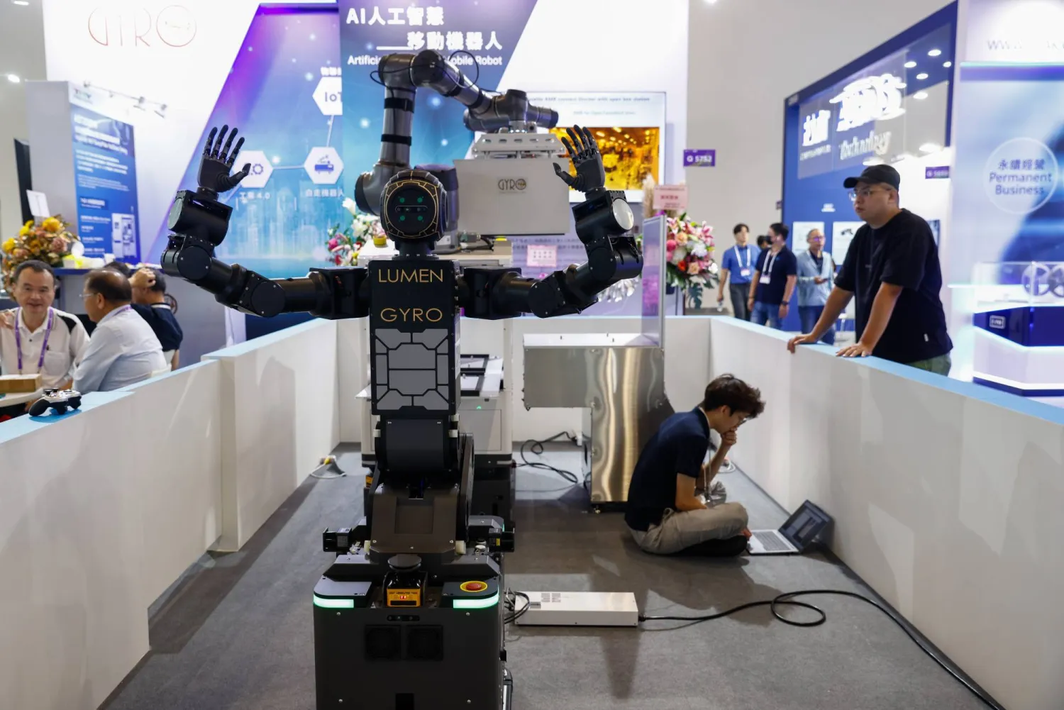 مهندس يقوم بتهيئة روبوت خلال فعاليات سيميكون تايوان 2026 في تايبيه 2 سبتمبر 2026 (إ.ب.أ)