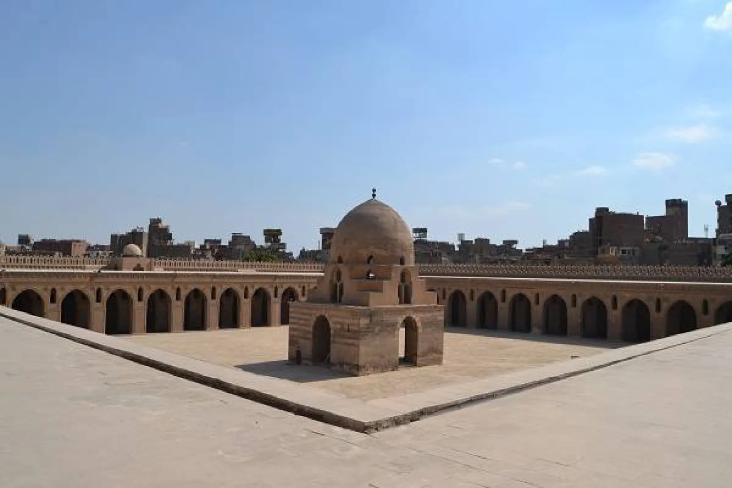 صحن جامع أحمد بن طولون (وزارة السياحة والآثار)
