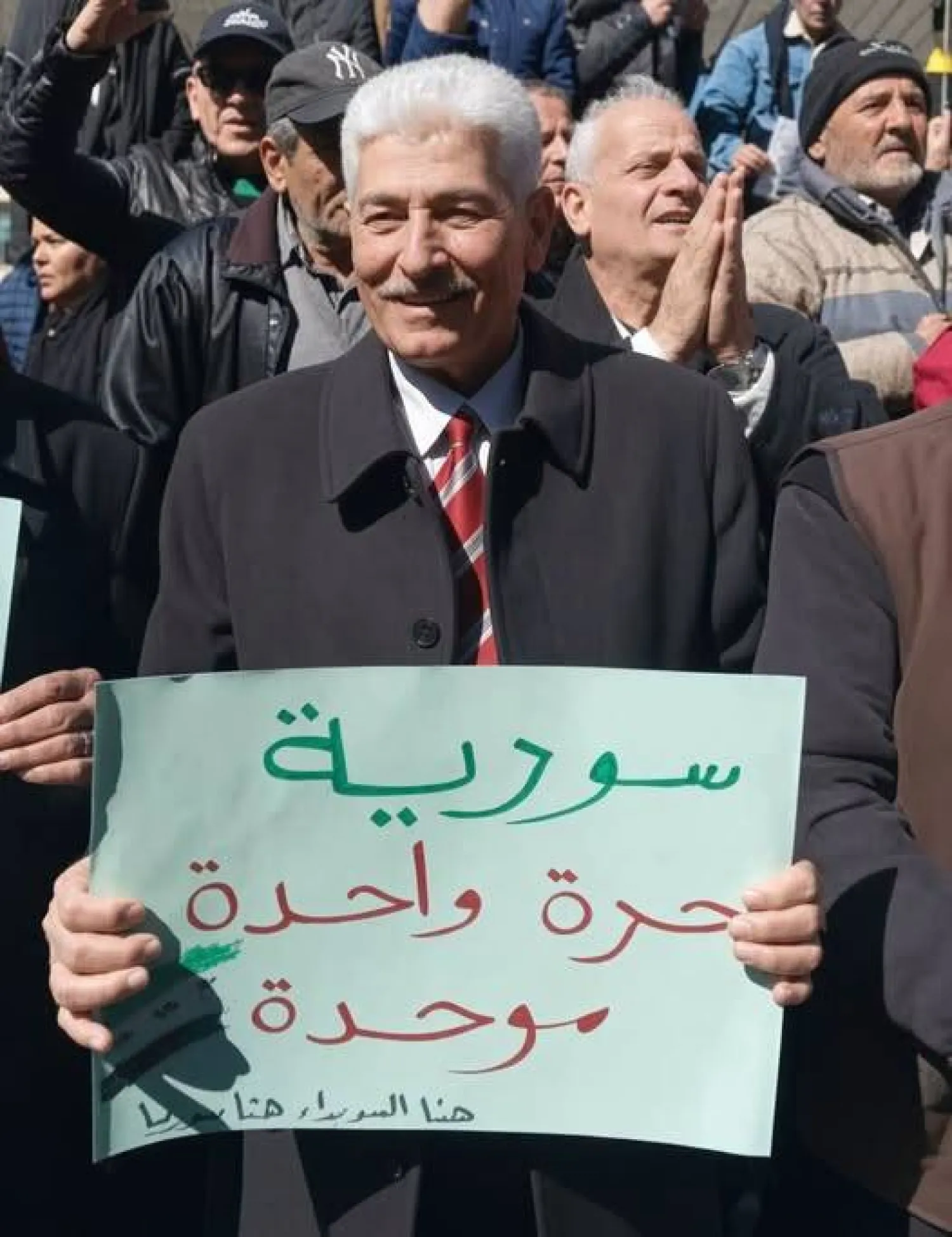 عاطف هنيدي خلال مشاركته في مظاهرة في محافظة السويداء السورية (شبكة السويداء 24)