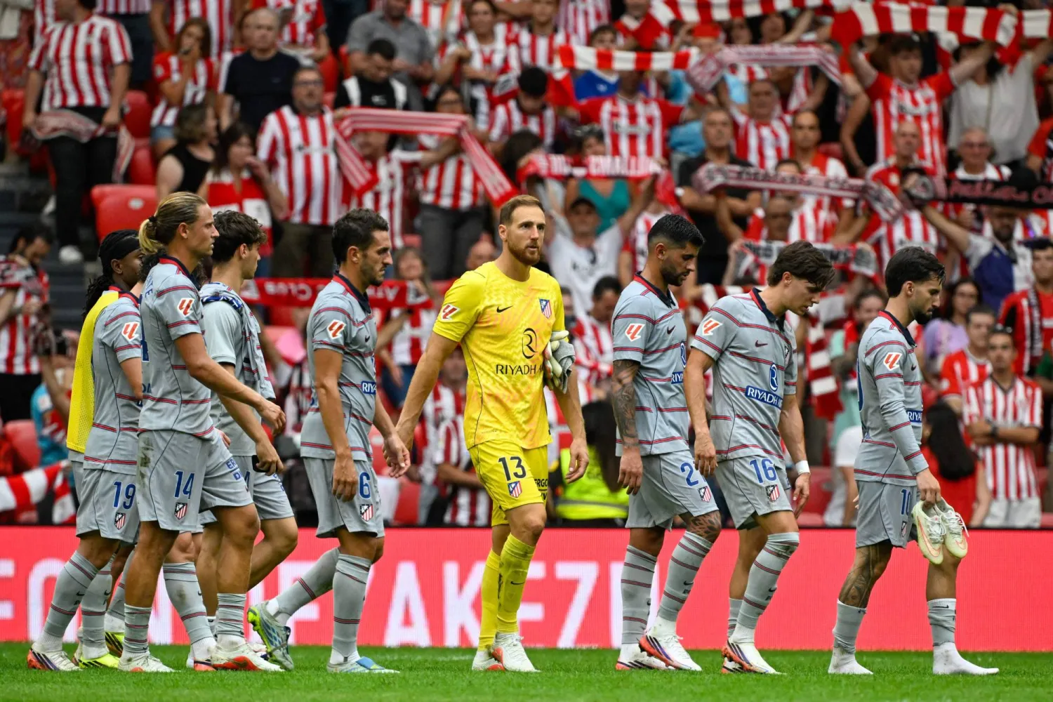 حسرة لاعبي أتلتيكو مدريد بعد الهزيمة الكبيرة من بلباو (أ.ف.ب)