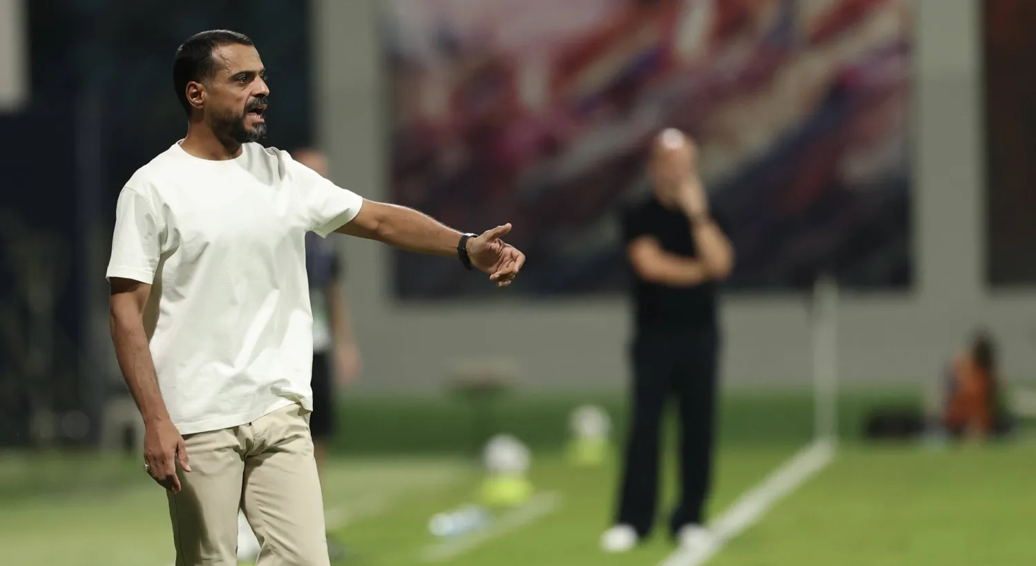 العطوي يوجه لاعبيه خلال المباراة (تصوير: عبد العزيز النومان)