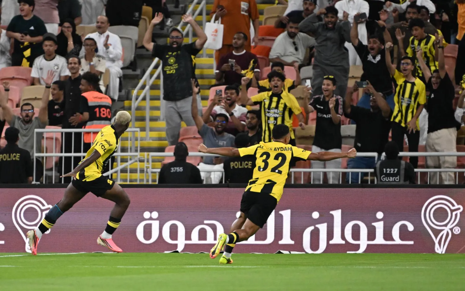 إلينيخينا محتفلاً بالهدف الأول (تصوير: علي خمج)