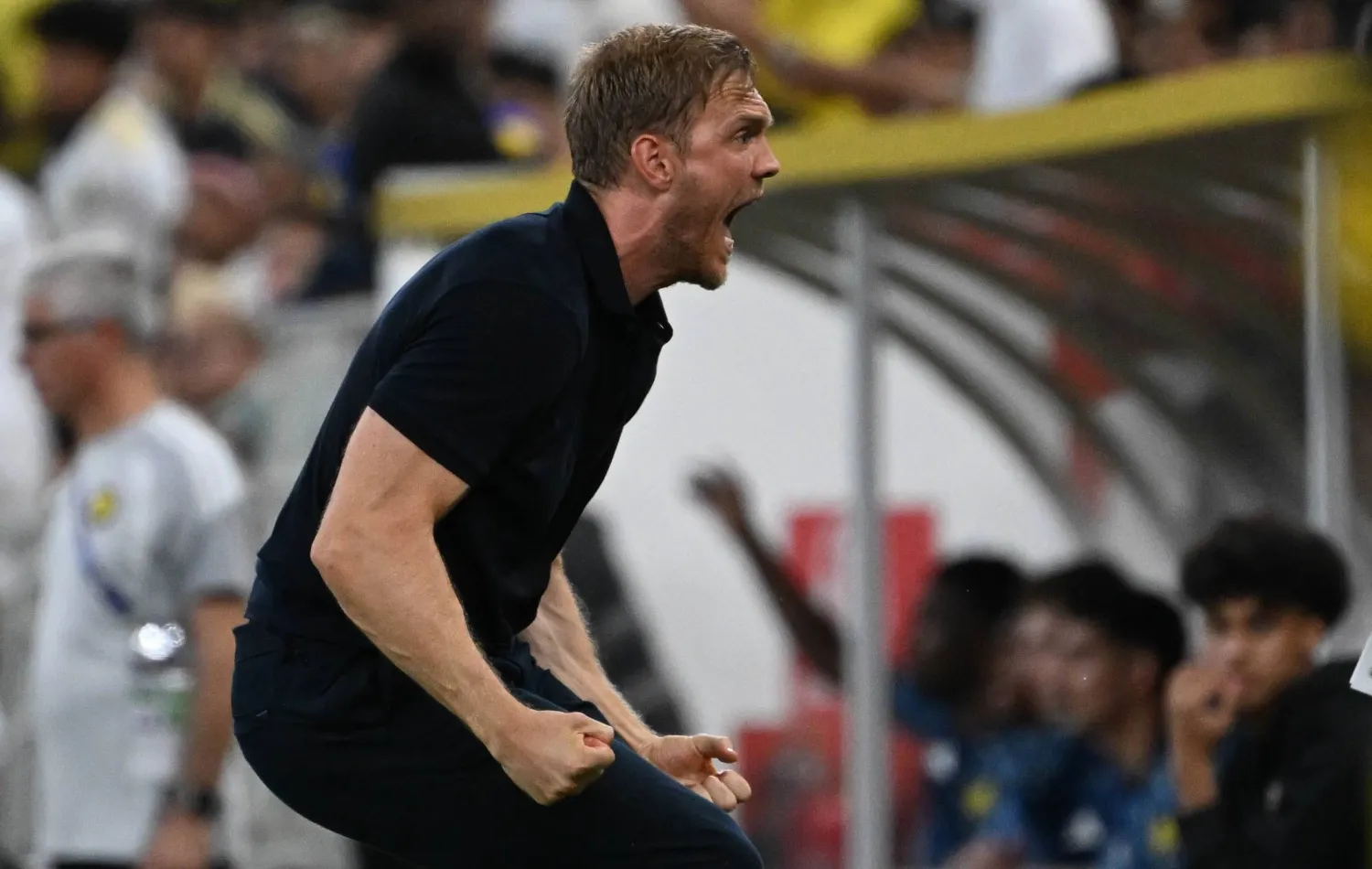 الألماني فيسينغ مدرب الاتحاد محتفلاً بالهدف الثاني لفريقه أمام النصر (تصوير: علي خمج)