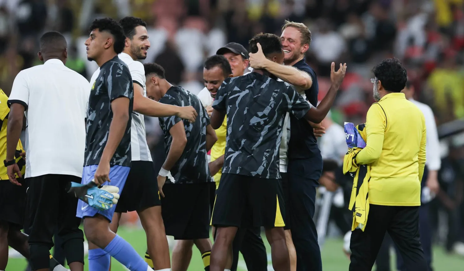 مدرب الاتحاد يحتفل مع لاعبيه بعد نهاية المباراة (تصوير: عدنان مهدلي)