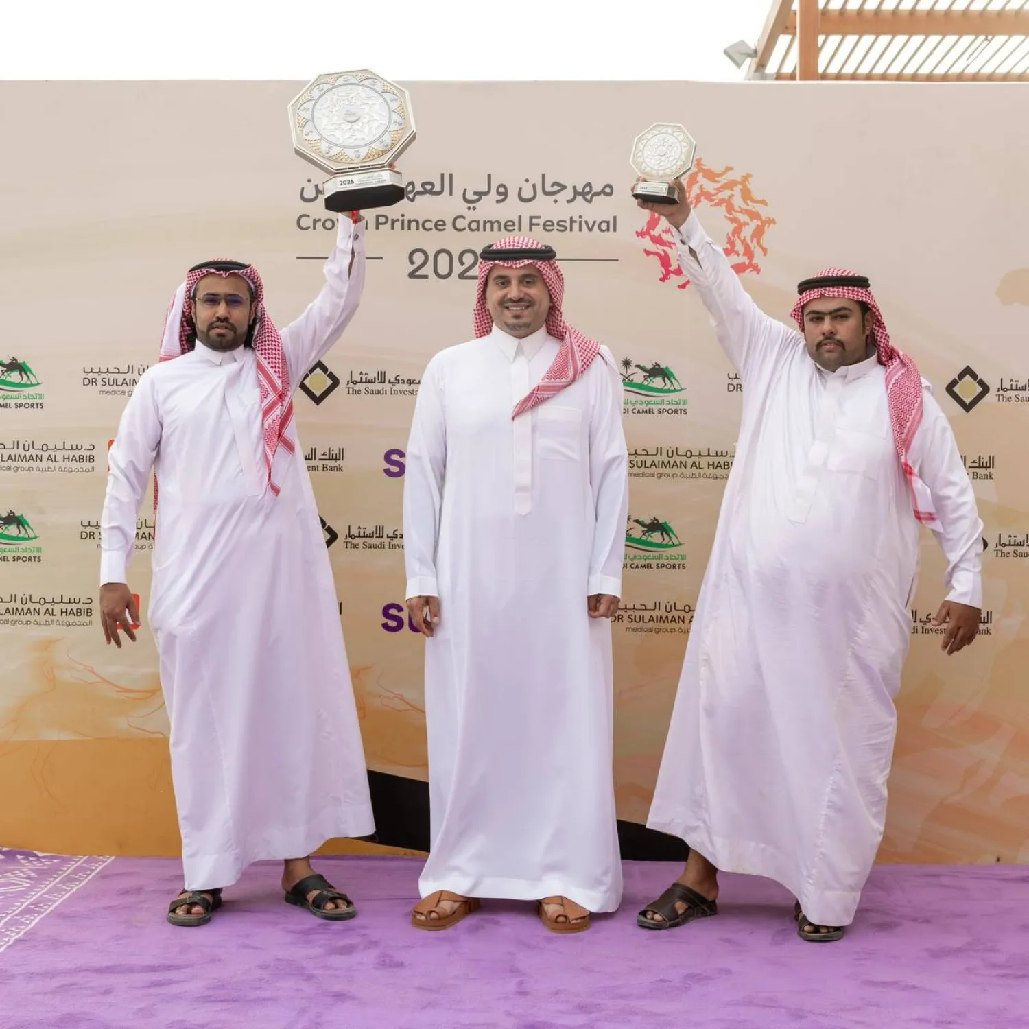 الأمير فهد بن جلوي لحظة تتويج الفائزين (الشرق الأوسط)