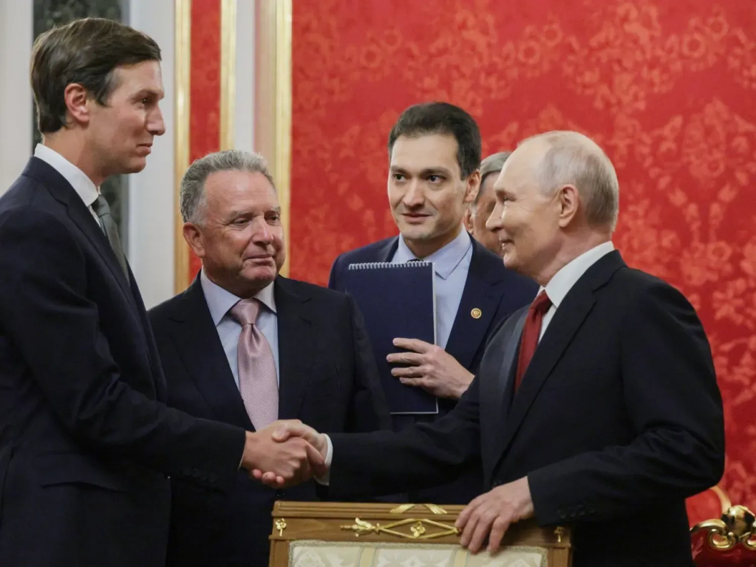 Putin, dün Kremlin’de ABD’li temsilciler Jared Kushner ve Steve Witkoff’u karşılarken (AP)