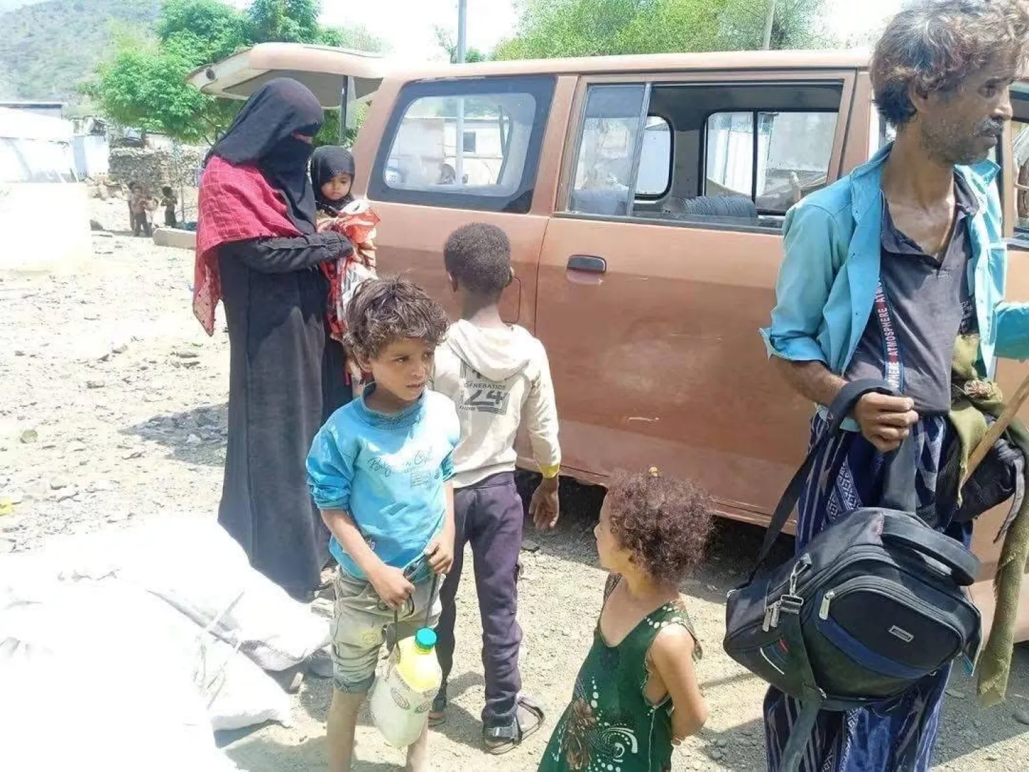 رحلة نزوح جديدة لأطفال يمنيين لا يعرفون متى ستنتهي (إعلام محلي)