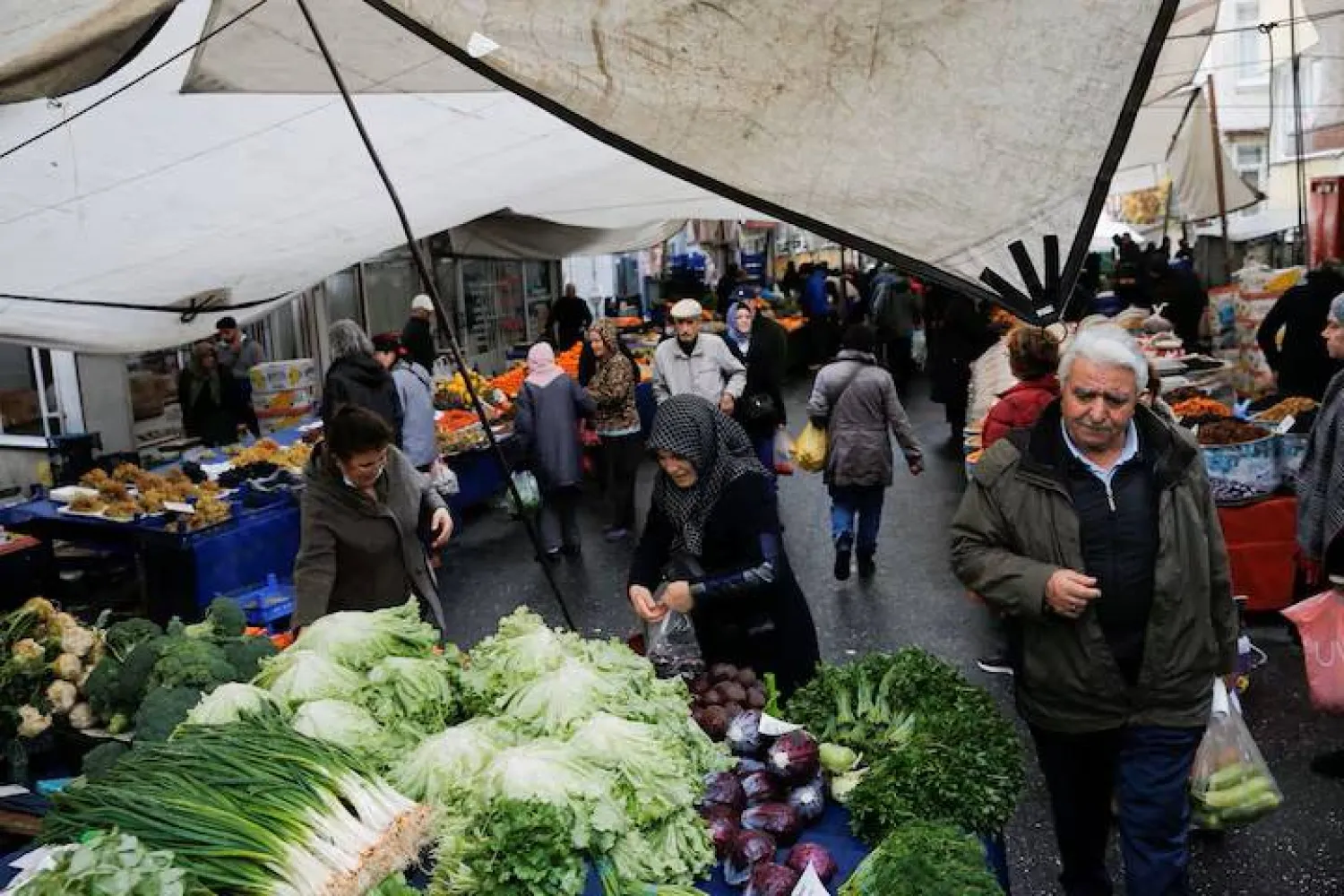 People shop at an open market in Istanbul, Türkiye, December 5, 2022. REUTERS/Dilara Senkaya/File Photo