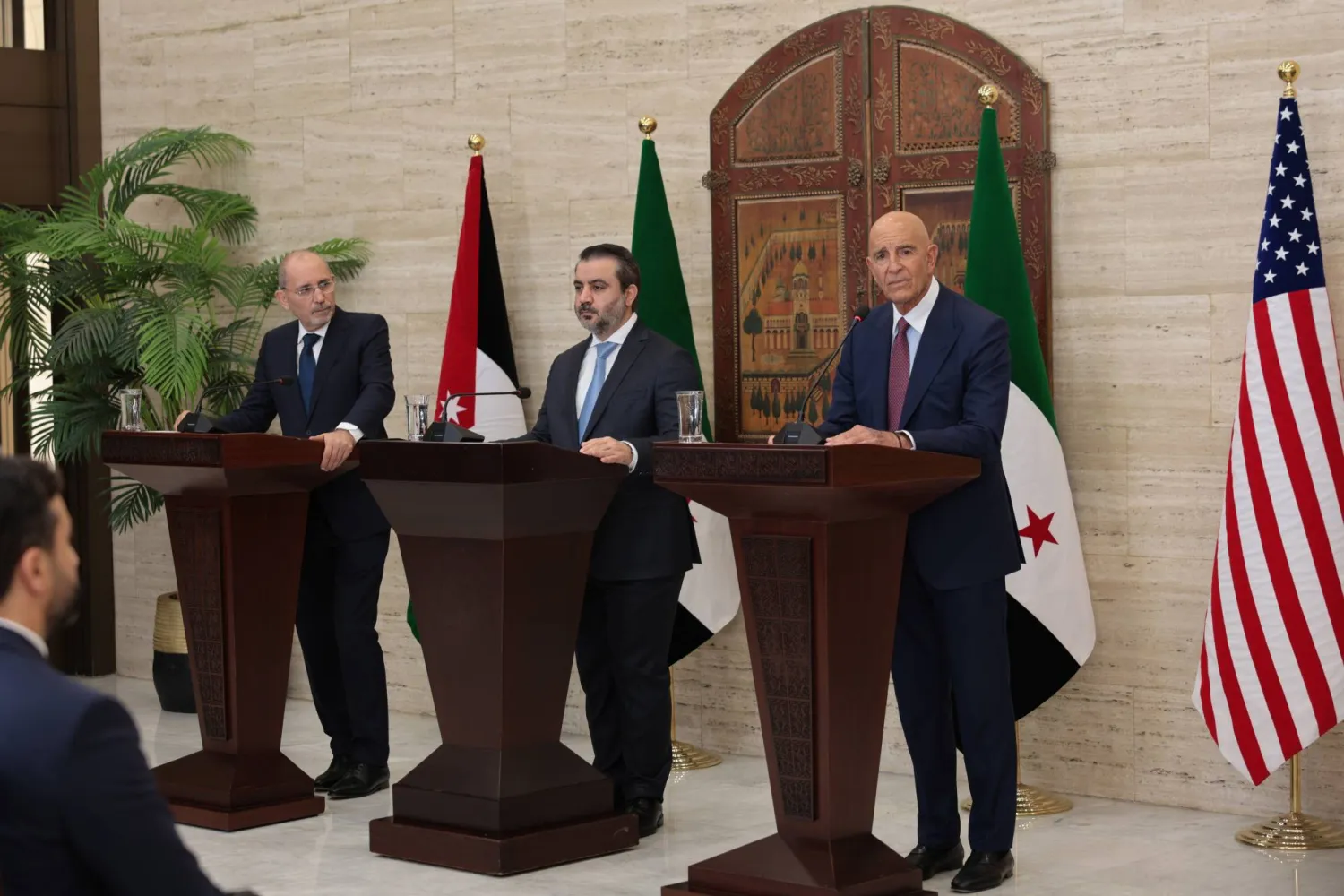مؤتمر صحافي في دمشق بشأن خريطة طريق للسويداء بحضور الشيباني والصفدي والمبعوث الأميركي توم برّاك خلال سبتمبر 2025 (إ.ب.أ)