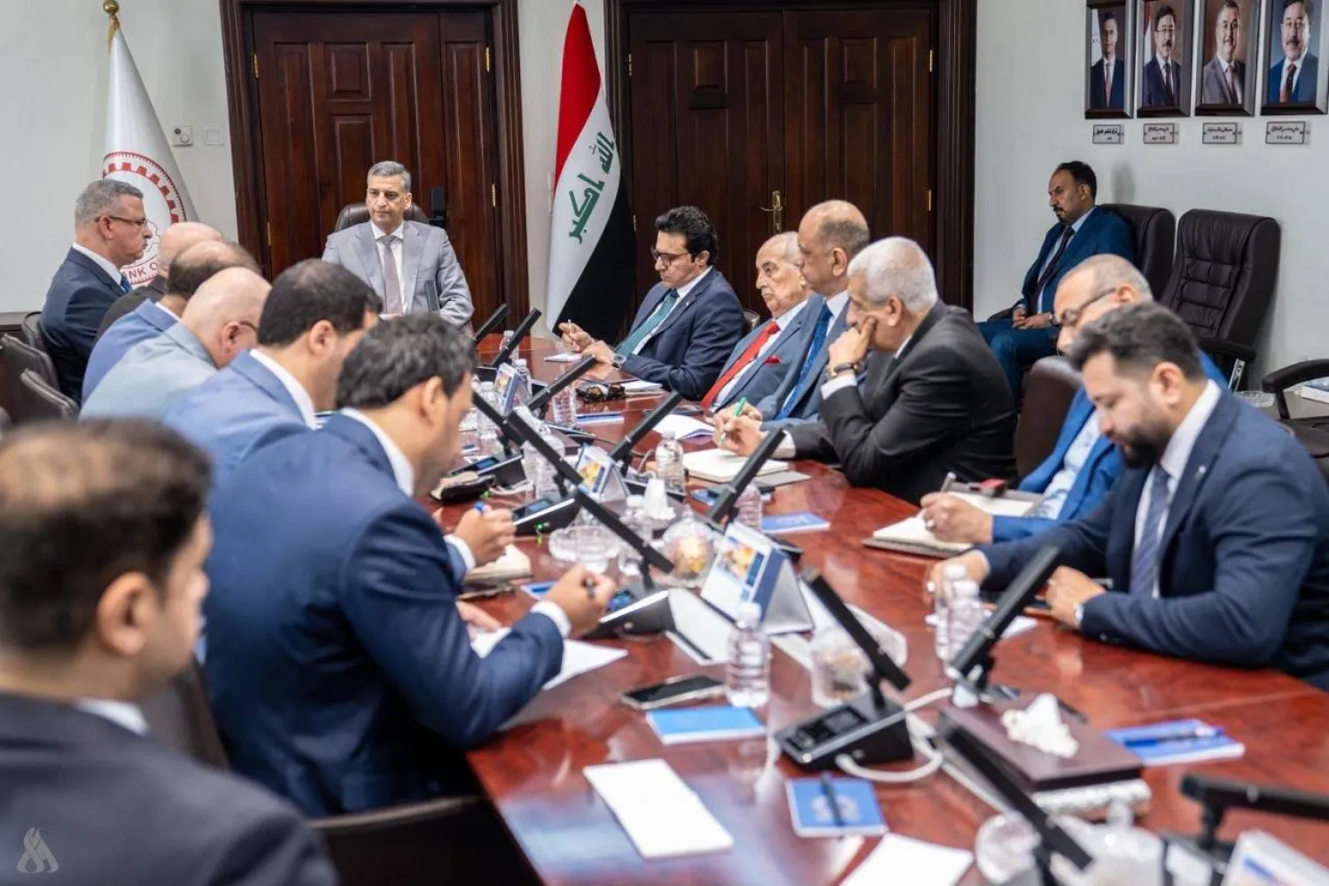 محافظ البنك المركزي العراقي نزار ناصر حسين خلال لقائه بعدد من المختصين بالشأن الاقتصادي (إكس)