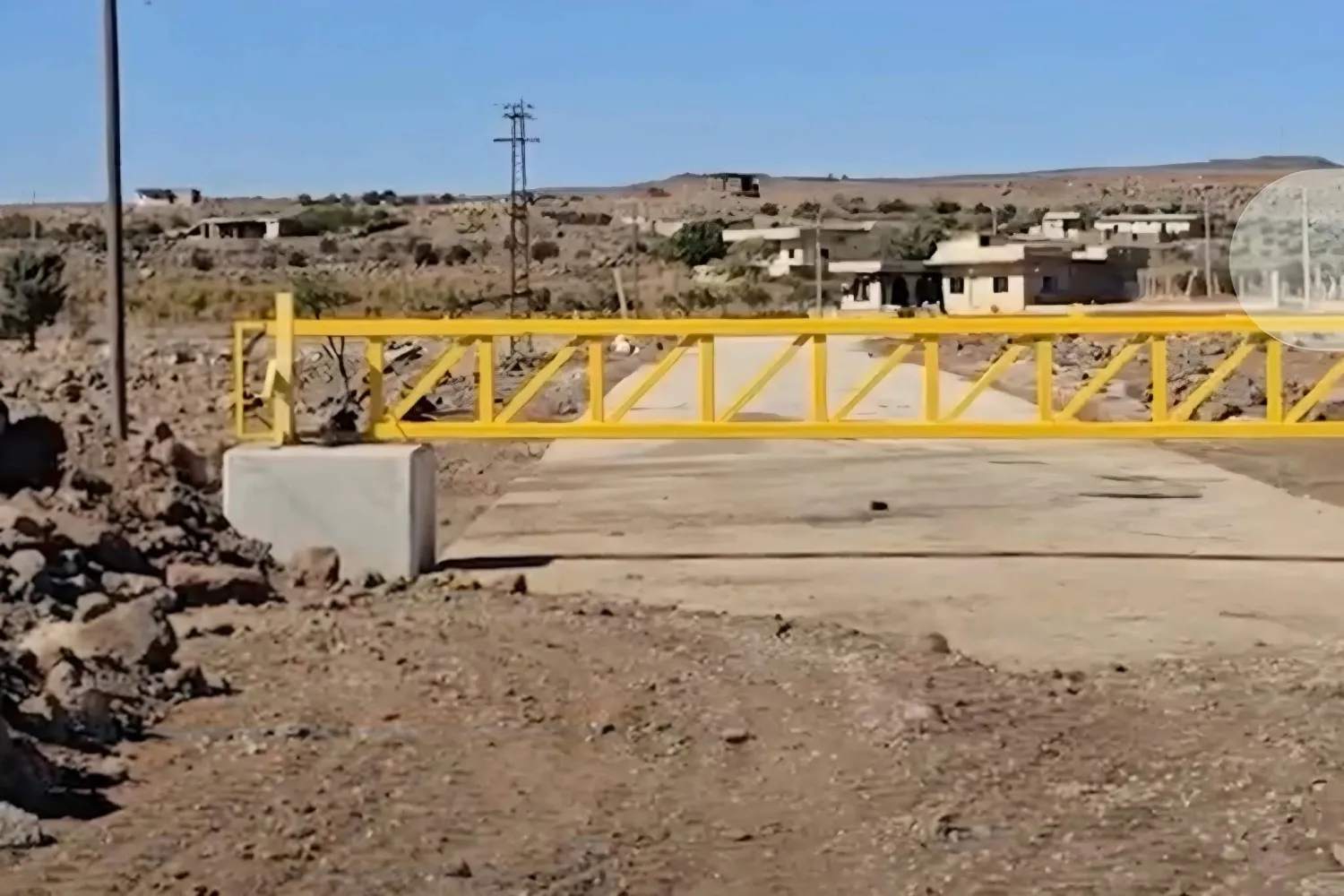 بوابة حديدية نصبها الإسرائيليون على طريق الحميدية - الصمدانية الغربية في القنيطرة (أرشيفية - الشرق الأوسط)