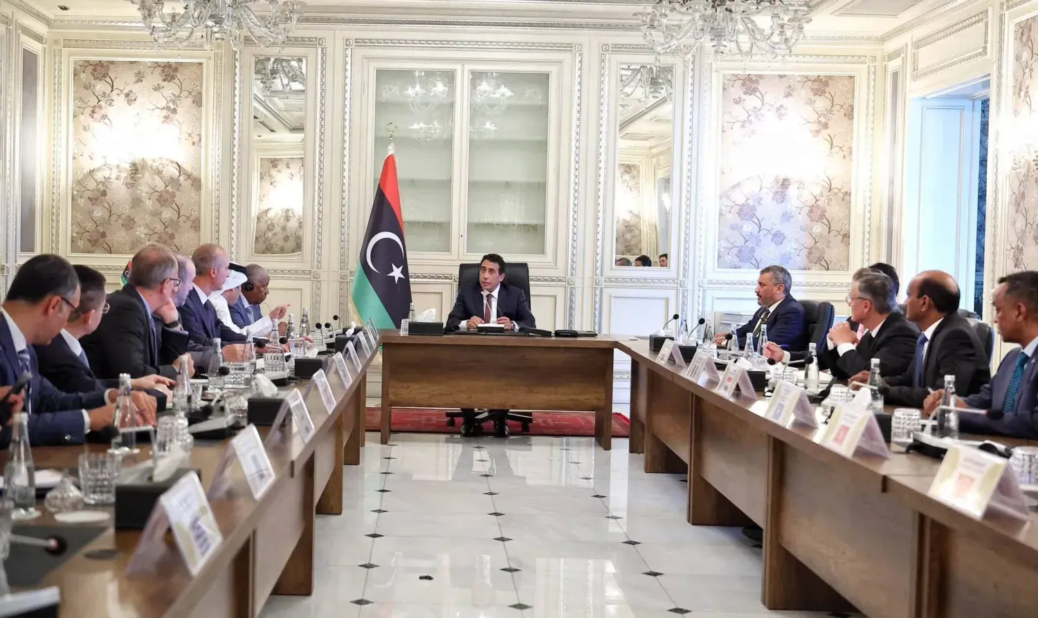 Libya Başkanlık Konseyi Başkanı Muhammed el-Menfi, 14 ülkenin büyükelçileriyle bir araya geldi, 6 Eylül 2026. (Menfi’nin ofisi)